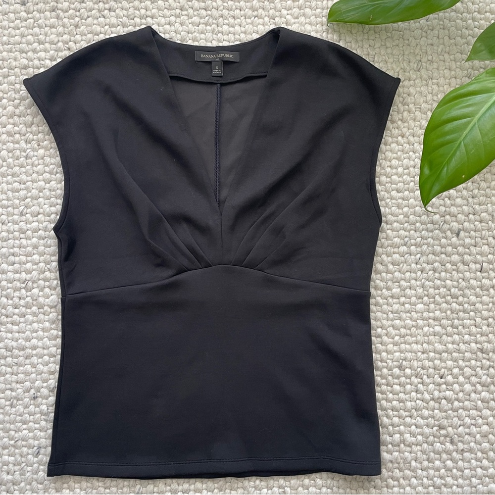 Banana Republic Factory Sleeveless V-Neck Top Black Size S